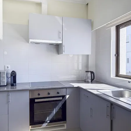 #406 Modern 1br With Pool Near Oura Strip Apartment